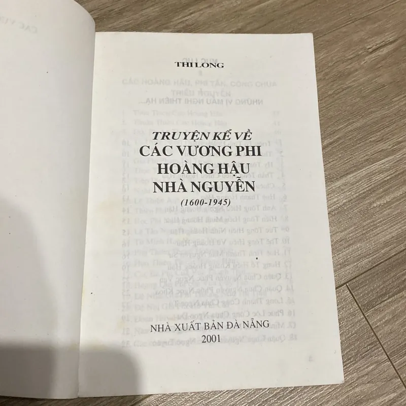 TRUYỆN KỂ VỀ CÁC VƯƠNG PHI, HOÀNG HẬU NHÀ NGUYỄN (XB 2001) 596961