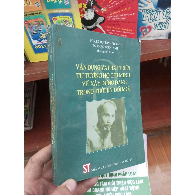 Vận dụng và phát triển tư tưởng Hồ Chí Minh về xây dựng Đảng trong thời kỳ đổi mới - Đình Phong 2006 Sách chính trị - pháp lý VAVO-AK19 935872