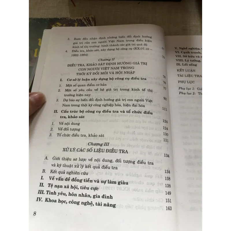 Định hướng giá trị con người Việt Nam thời kỳ đổi mới và hội nhập 1000219