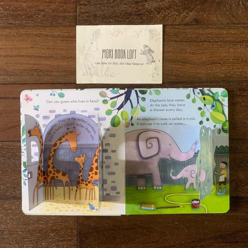 Sách ngoại văn Peep Inside The Zoo – M.ấ.t flap trang 5, Used 540736