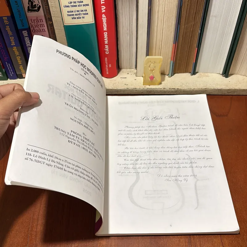 II Nhạc Cụ: Phương Pháp Học Modern Guitar (Tập 1) - Sơn Hồng Vỹ - 2005 781586