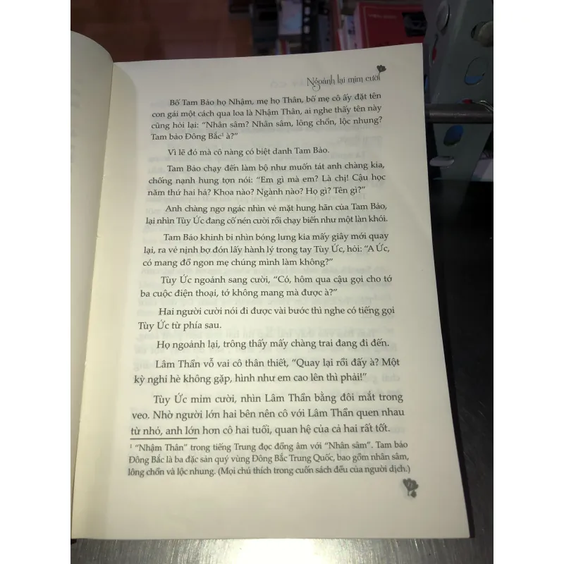 Ngoảnh lại mỉm cười - Đông bôn tây cố 1002498