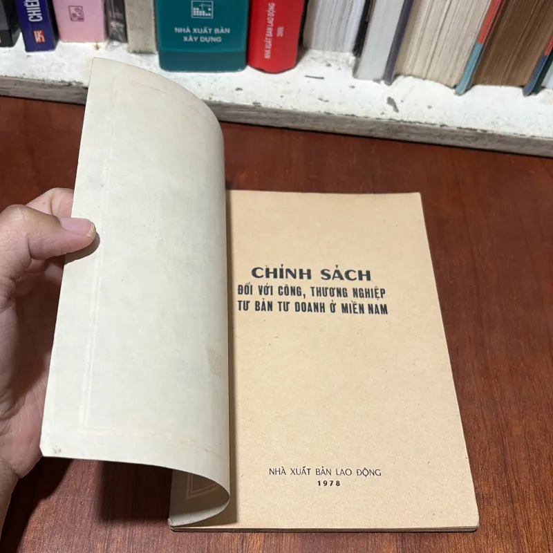 II Sách Xưa: Chính Sách Đối Với Công Thương Nghiệp Tư Bản Tư Doanh Ở Miền Nam - 1978 750587