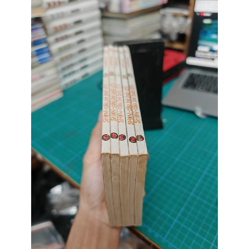 Truyện tranh Shin cậu bé bút chì đọc xuôi 503346