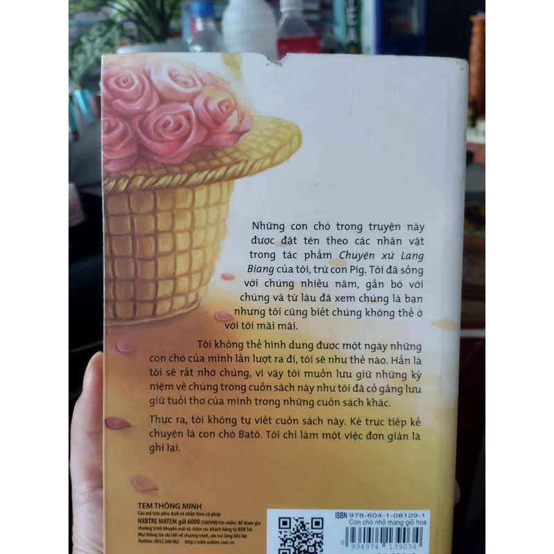 Cuốn sách  "Con chó nhỏ mang giỏ hoa hồng" của tác giả Nguyễn Nhật Ánh. 546358
