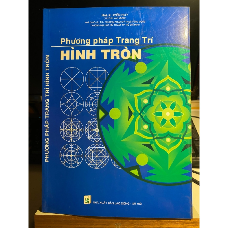 Phương Pháp Trang Trí Hình Tròn- Hoạ Sĩ Uyên Huy- NXB Lao Động Xã Hội- Năm xb2010 STB944 456911