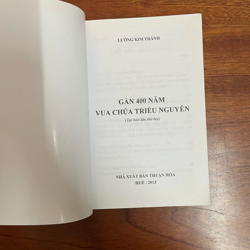 II Sách Lịch Sử: Gần 400 Năm Vua Chúa Triều Nguyễn - Lưỡng Kim Thành - 2013 474789