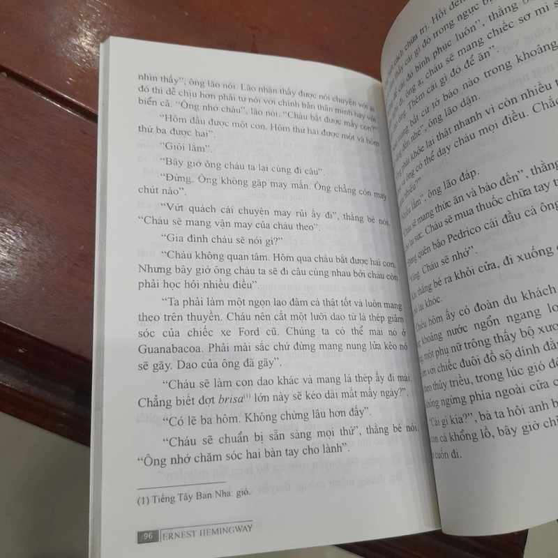 ERNEST HEMINGWAY - Ông già và Biển cả 498623