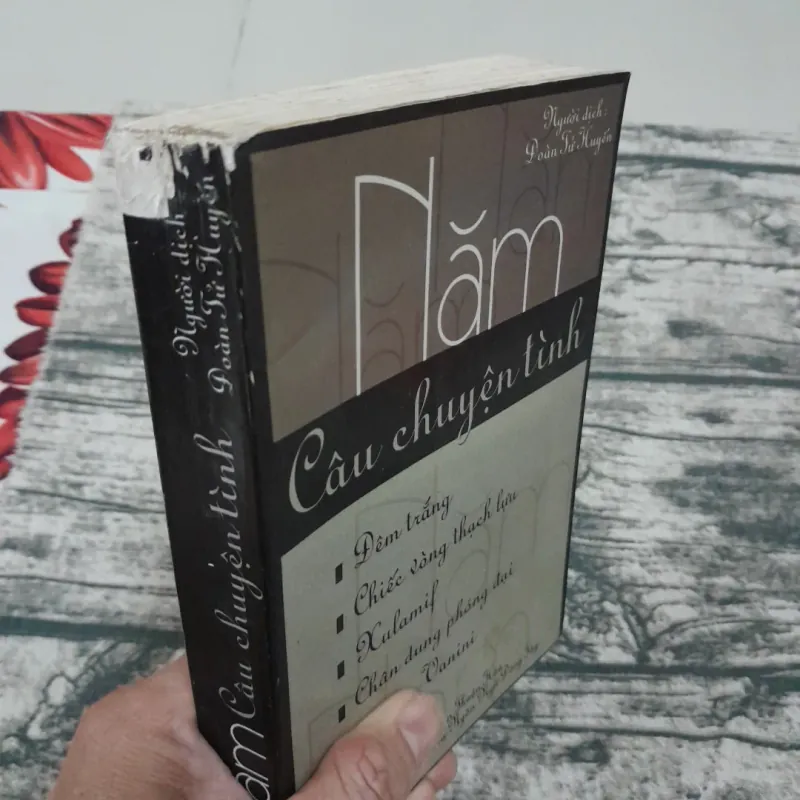 NĂM câu chuyện tình. Người dịch Đoàn Tử Huyến. Nxb Thuận Hóa 2002 748365