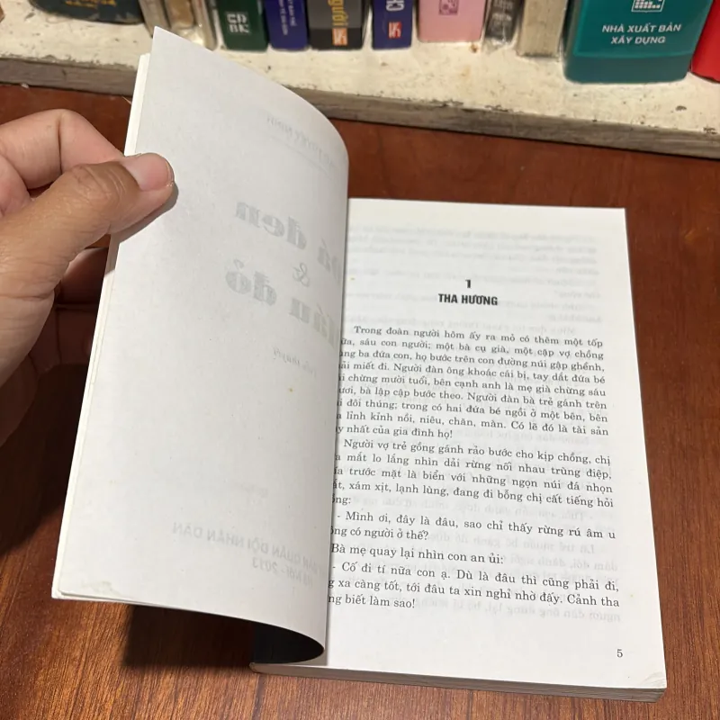 II Tiểu Thuyết: Đá Đen Và Máu Đỏ - Cao Tuyết Minh - 2013 785653