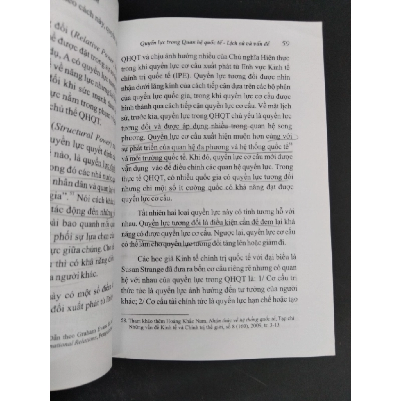 Quyền lực trong quan hệ quốc tế mới 70% bẩn bìa, ố nhẹ, có vệt nước, có gạch và note bút chì nhiều 2011 HCM1712 Hoàng Khắc Nam KỸ NĂNG 356175