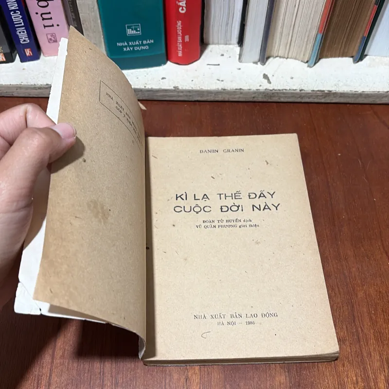 II Văn Học Nước Ngoài: Kì Lạ Thế Đấy Cuộc Đời Này - ĐANIN GRANIN - 1986 754416