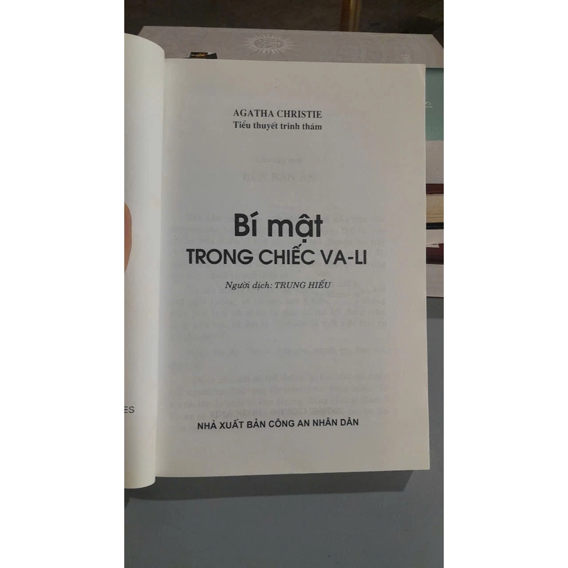BÍ MẬT TRONG CHIẾC VALI - Agatha Christie 479456