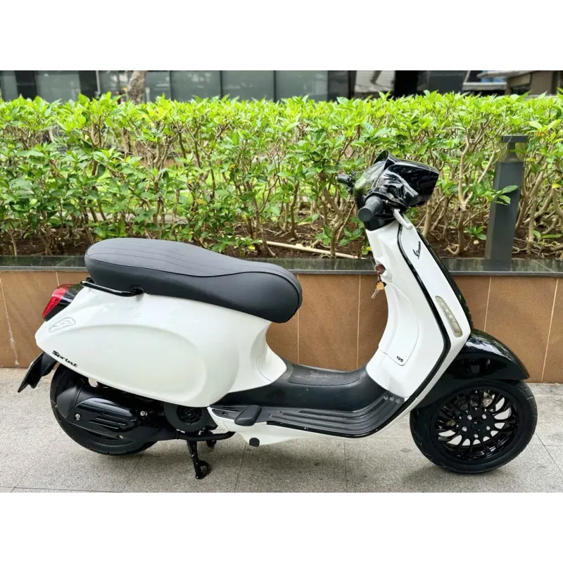 Xe máy Vespa Primavera 125cc màu trắng đen, kiểu dáng cổ điển 722318