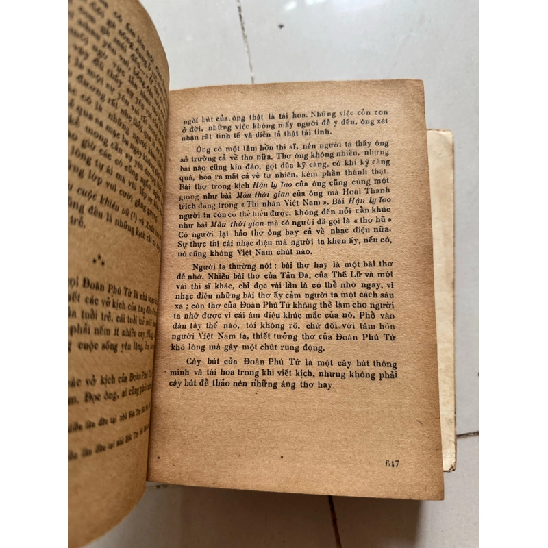 Nhà văn hiện đại 526594
