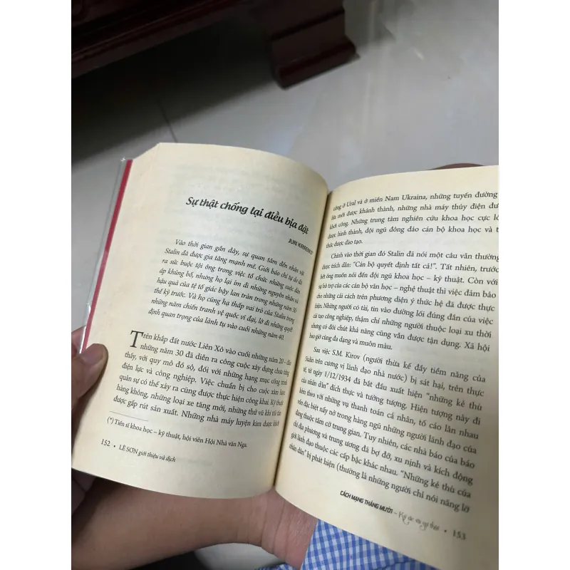 Cách mạng tháng mười Ký ức và Sự Thật (Bìa mềm) 689391