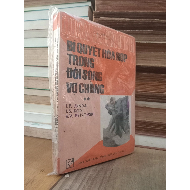 Quan hệ gia đình: Bí quyết hòa hợp trong đời sống vợ chồng - I. F. Junda, I. S. Kon, B. V. Petrovski 784312