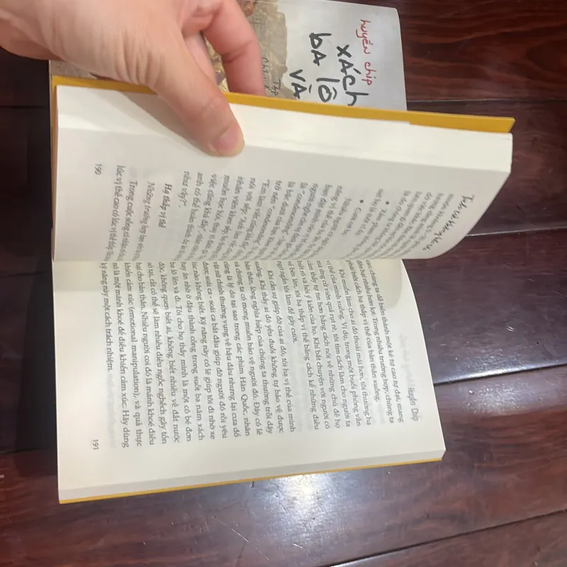 HUYỀN CHIP - combo 2 quyen : xách ba lô lên và đi . Tuổi trẻ không hối tiếc  1025885