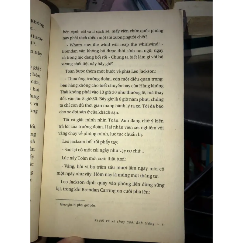 Người và xe chạy dưới ánh trăng - Hồ Anh Thái 1019119