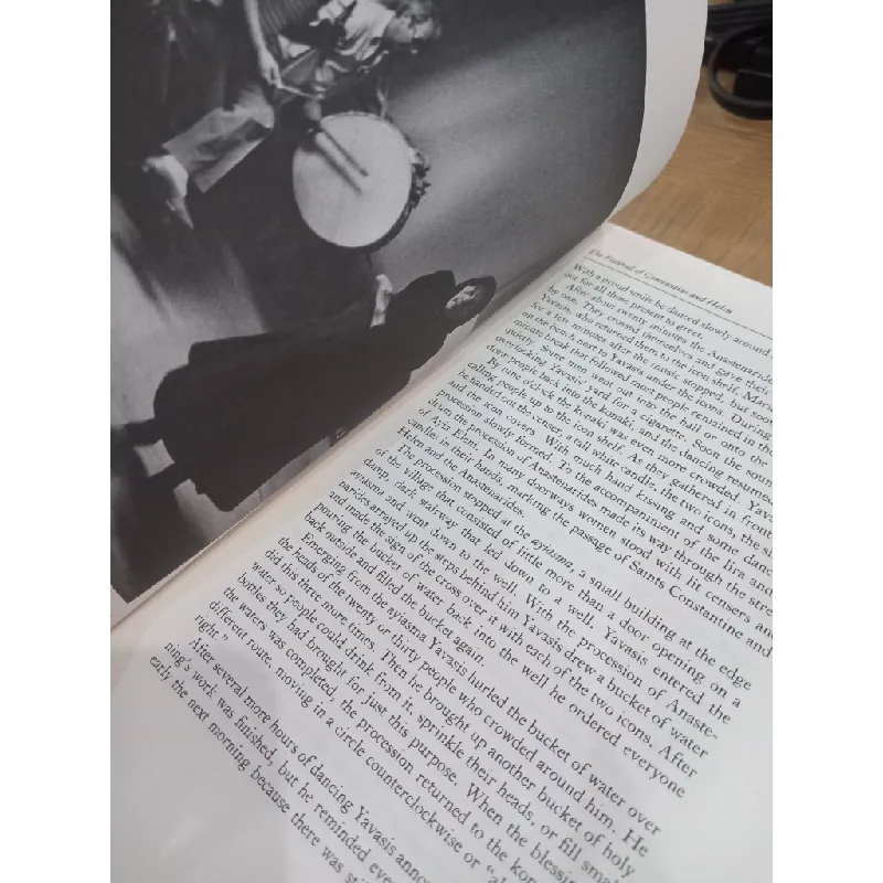 Firewalking and religious healing - Loring M. Danforth 598392