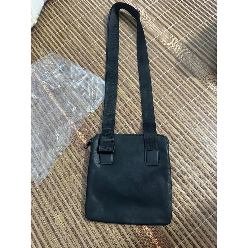 Túi đeo chéo Armani chính hãng mua bên nhật bản 698922