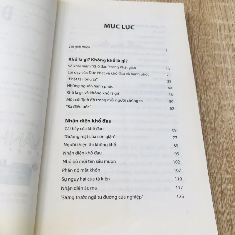 ĐI GIỮA VÔ THƯỜNG 1024381