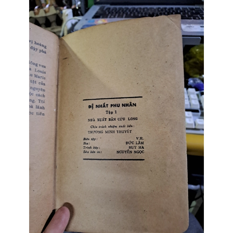 Đệ nhất phu nhân tập 1 Hoàng Trọng Miên mới 70% ố rách bìa 1988 Văn học Việt Nam HCM1709 924504