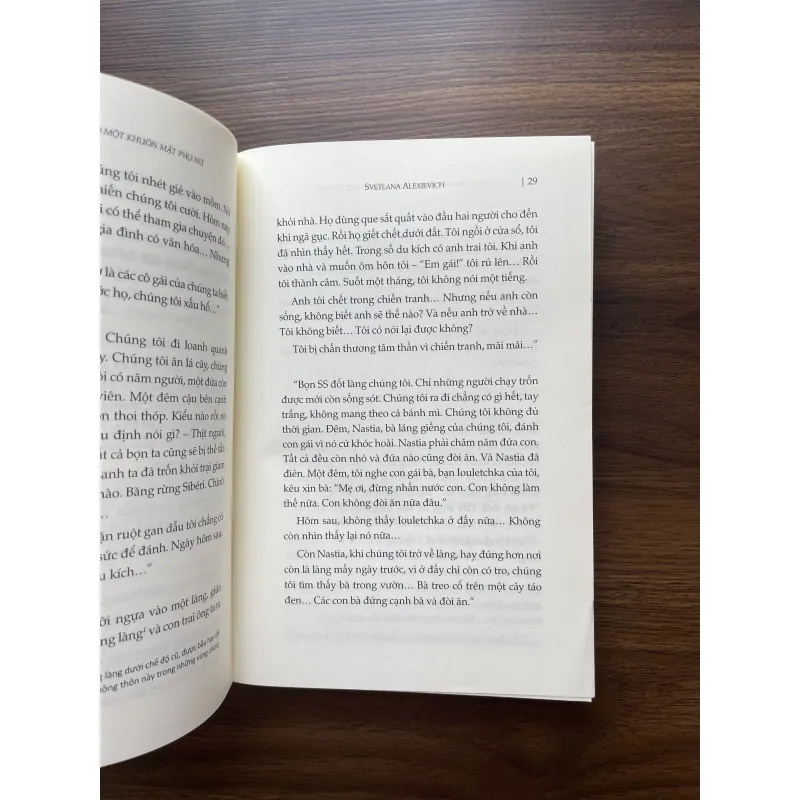 Chiến trang không có một khuôn mặt phụ nữ - Svetlana Alexievich 1005407