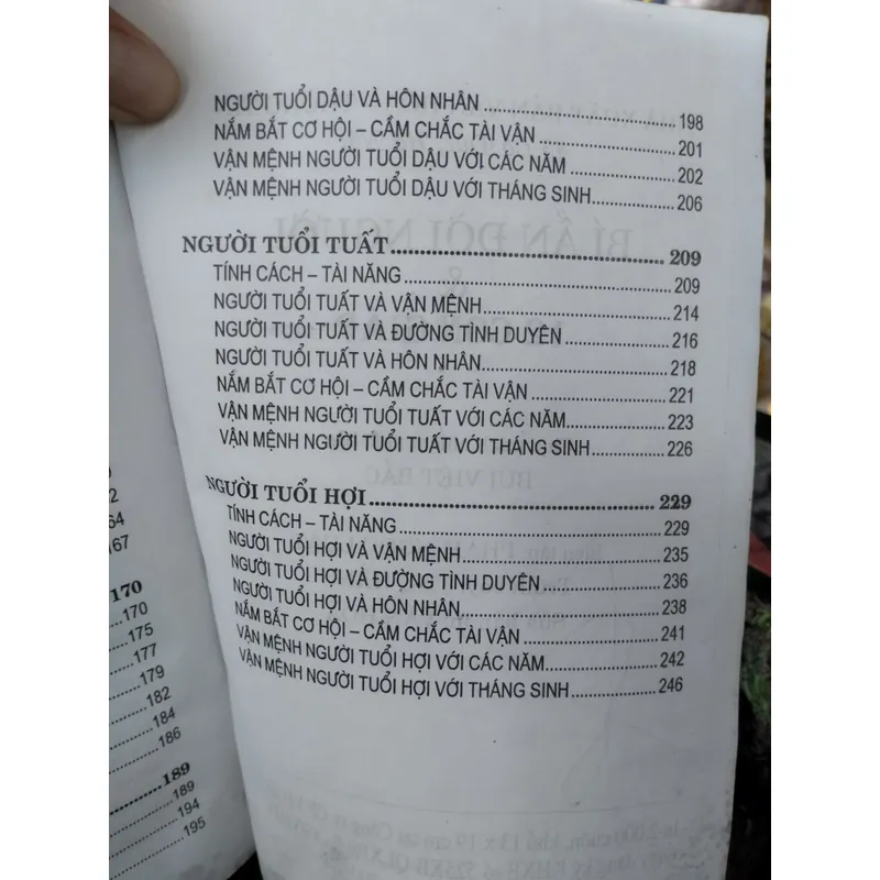 Bí ẩn đời người và 12 con giáp", được xuất bản bởi Nhà xuất bản Văn hóa  695746