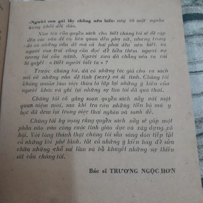 Người con gái lấy chồng cần nên biết. Bác sỹ Trương Ngọc Hơn. Xuất bản năm 1988 697972