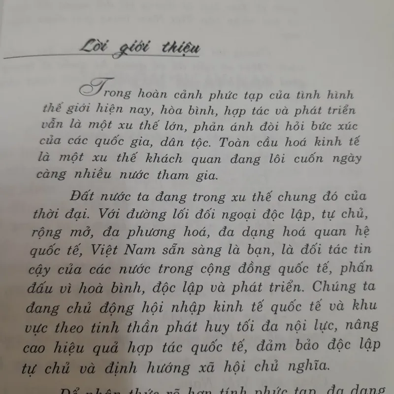 Quan hệ Quốc tế. Một số vấn đề trong giai đoạn hiện nay. Chủ biên Thạc sỹ Vũ Quang Đản 703364