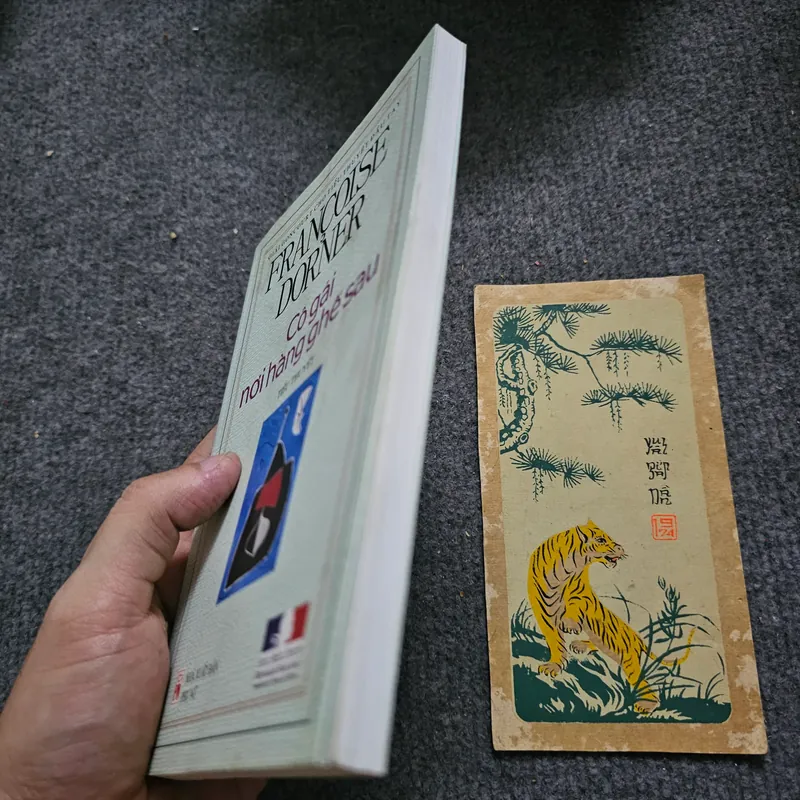 Cô gái nơi hàng ghế sau 734010