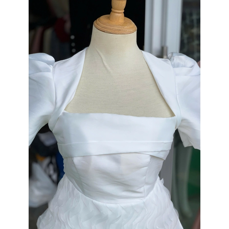 Đầm trắng phối lượn sóng bèo ở váy 503168