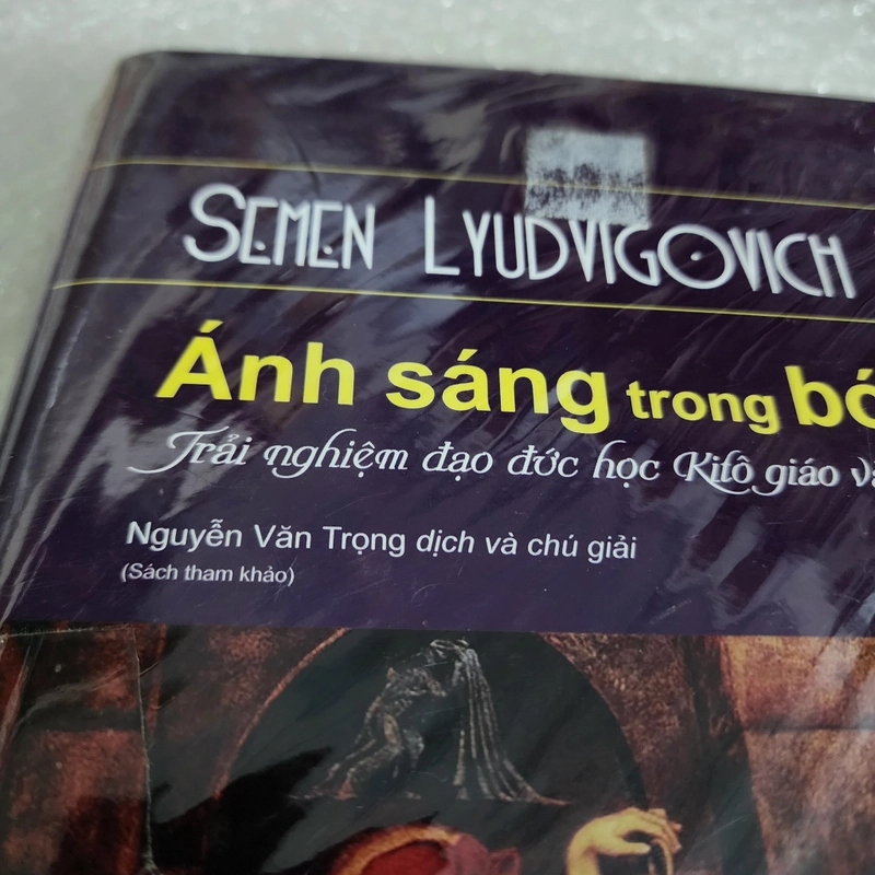 Ánh sáng trong bóng tối trải nghiệm đạo đức học kito giáo triết học | bìa cứng đánh số 528853