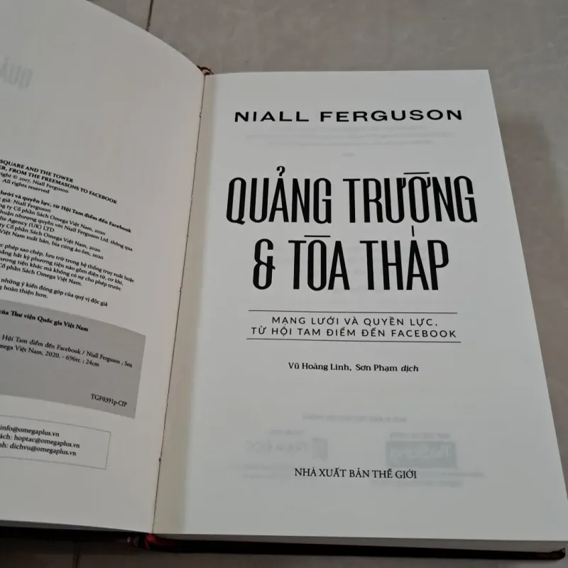 Quảng trường và tòa tháp (mới tinh) 790125