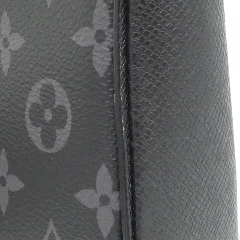 Túi đeo chéo ngoài trời Louis Vuitton Taiga Lama M30741 - Hàng hiệu Chính hãng 802799