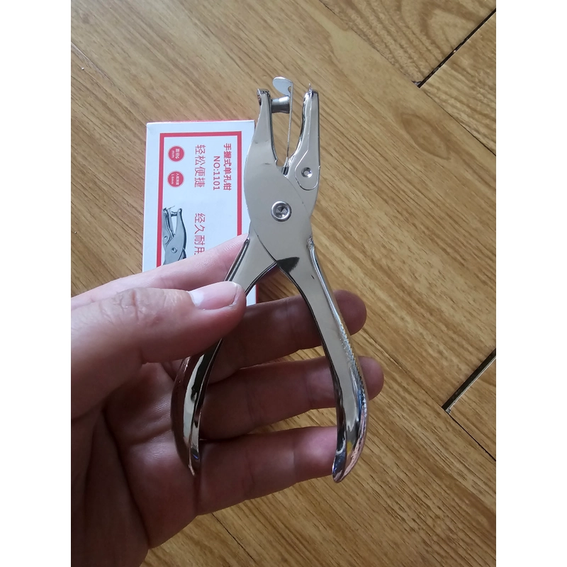 Kìm Bấm Đục Lỗ Giấy - Dụng Cụ Bấm Lỗ Giấy Làm Sổ Còng Cầm Tay Tiện Lợi như hình 
20k 479542