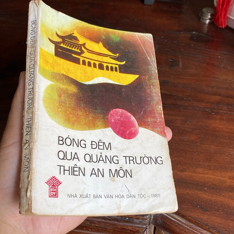 BÓNG ĐÊM QUA QUẢNG TRƯỜNG THIÊN AN MÔN (XB 1989) 502267