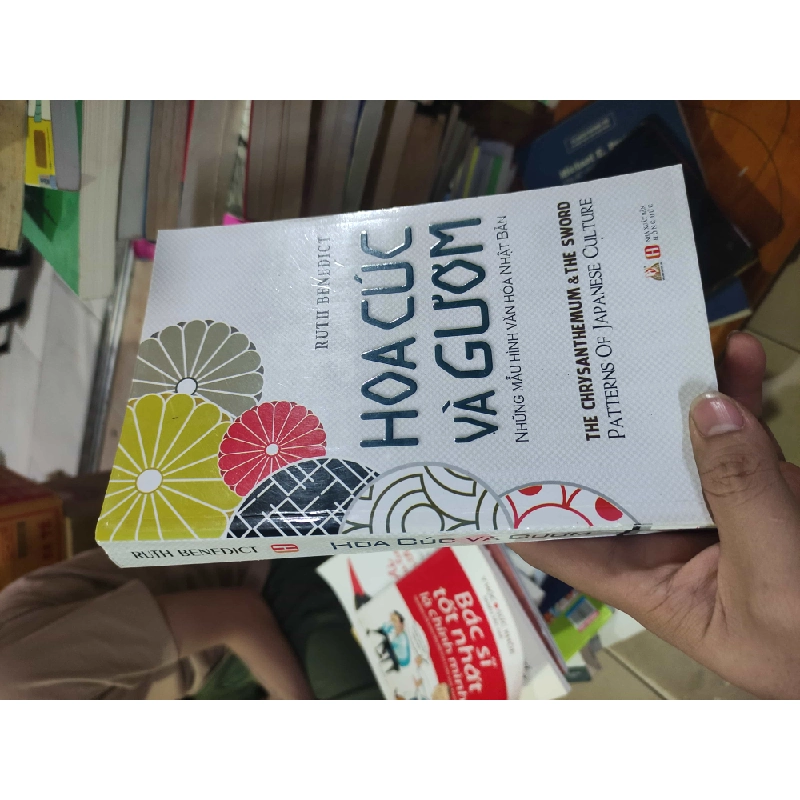 Hoa cúc và gươmHCM01/03 437662