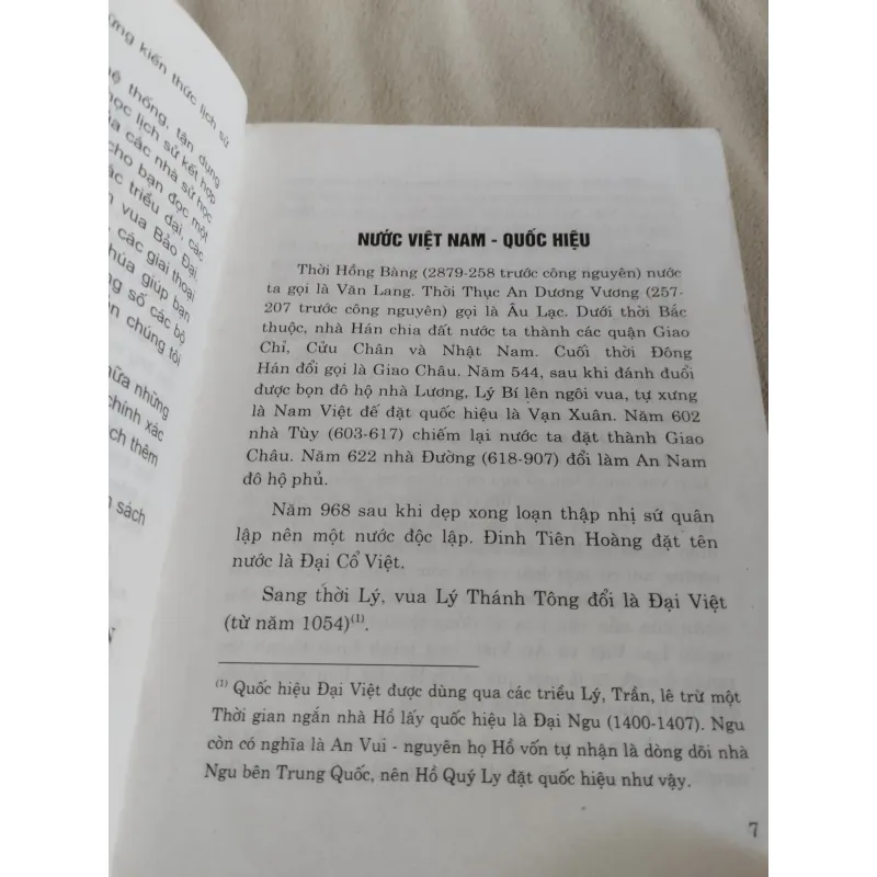 Cuốn sách này là một tài liệu lịch sử trình bày các triều đại Việt Nam, 761676