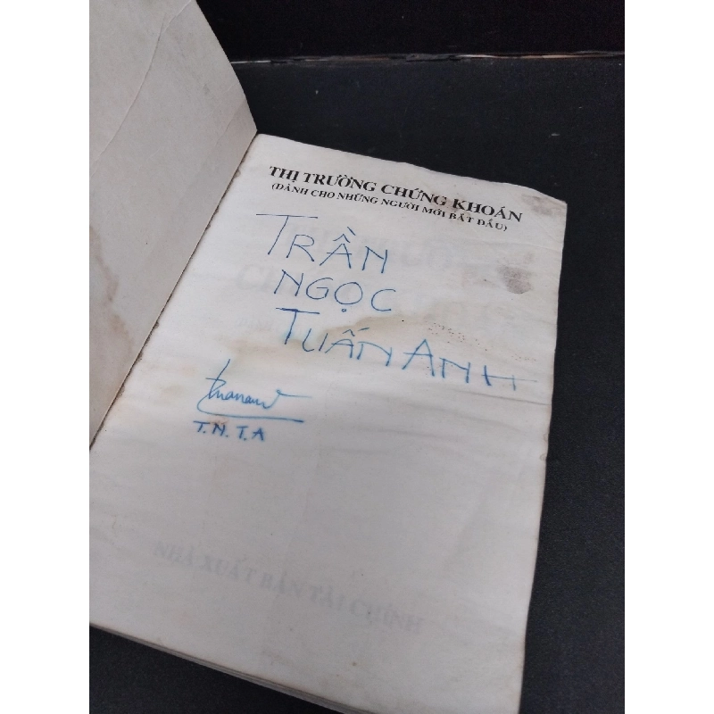 Thị trường chứng khoán mới 60% ẩm ố vàng có ký tên trang đầu 2005 HCM2809 Nguyễn Anh Dũng - Tạ Văn Hùng KINH TẾ - TÀI CHÍNH - CHỨNG KHOÁN 917333