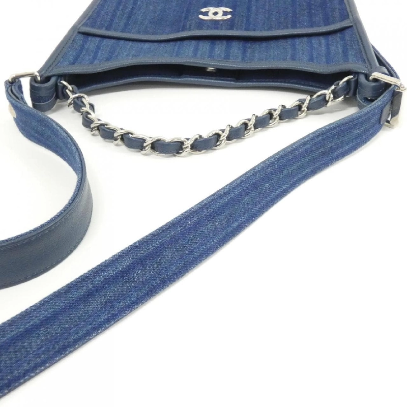 Túi xách chéo Chanel 57641 613943