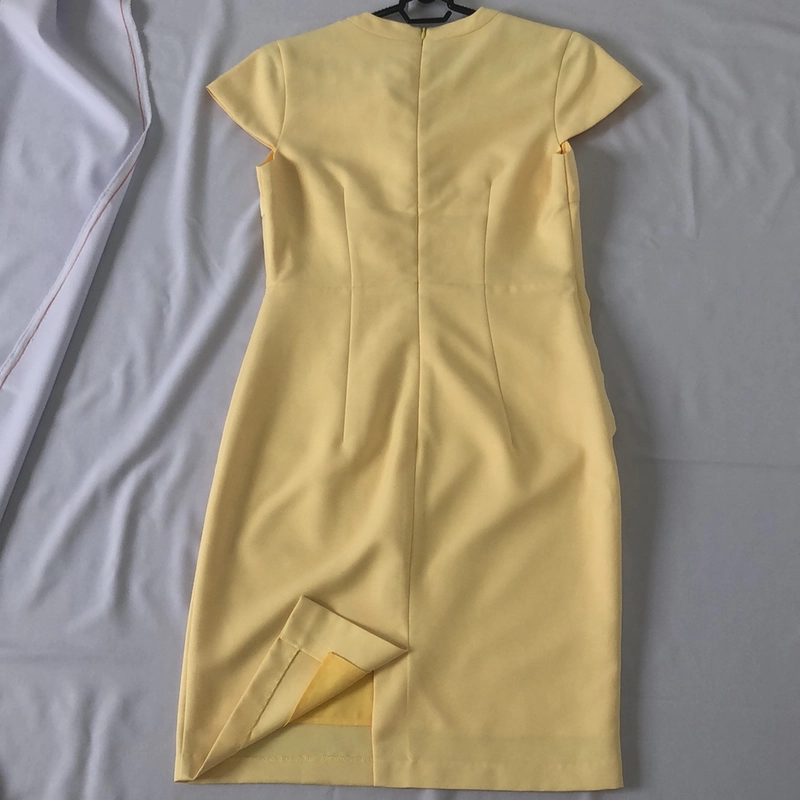 Đầm vàng mới tinh, sang, vải rất đẹp.  519145