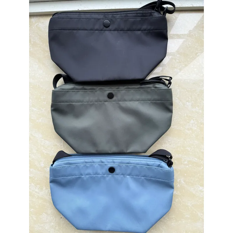 Bộ ba túi đeo chéo UNIQLO đen - xanh rêu - xanh da trời 565543