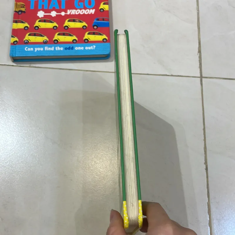 NGOẠI VĂN sách tiếng anh trẻ em nxb DK nổi tiếng : Spot the difference OUT AND ABOUT 1027812