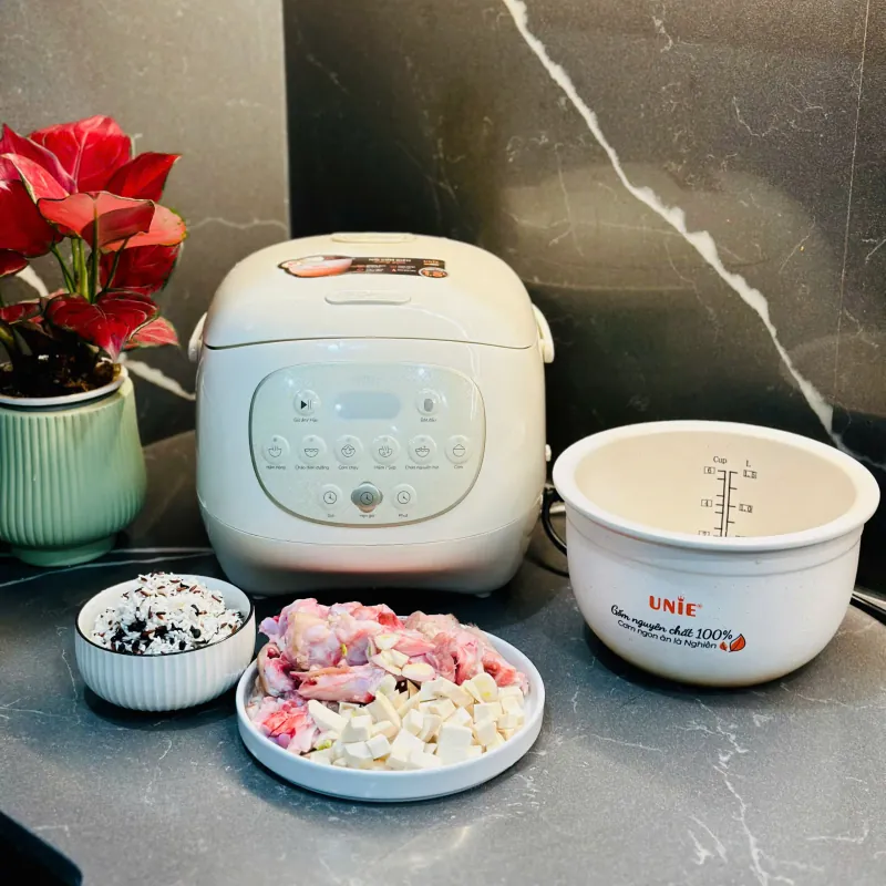 Nồi cơm điện UNIE URC815 745697