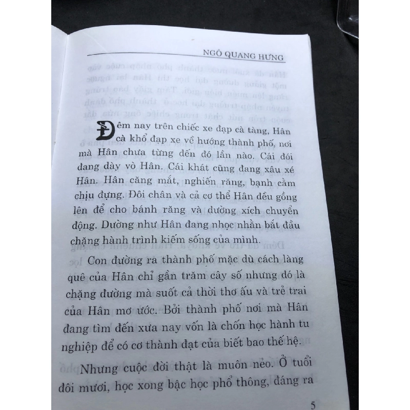 Ám ảnh hoàng hôn mới 80% bẩn có dấu mộc và viết nhẹ trang đầu 2007 Ngô Quang Hưng HPB0906 SÁCH VĂN HỌC 914602