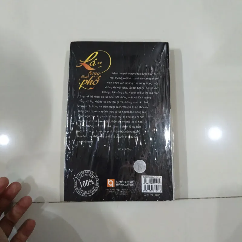 Lá Rơi Trong Thành Phố - Lê Xuân Khoa - Nhà Sách Bản Quyền - Sách Còn Bao Bì 993851