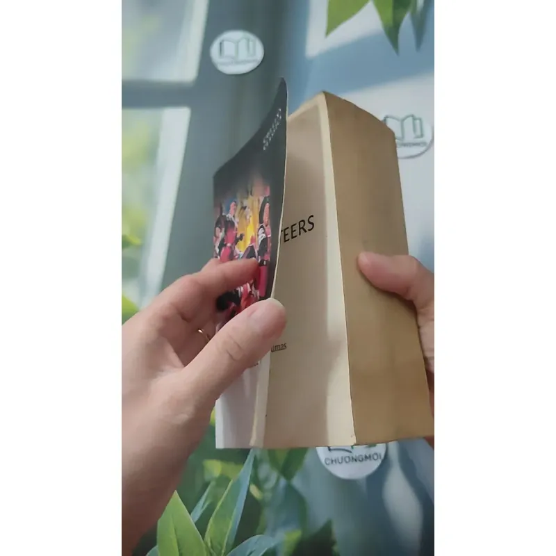 [MIỄN PHÍ BỌC SÁCH] The Three Musketeers - Alexandre Dumas 1027493