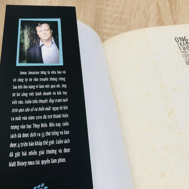 Ông trăm tuổi trèo qua cửa sổ và biến mất  931921